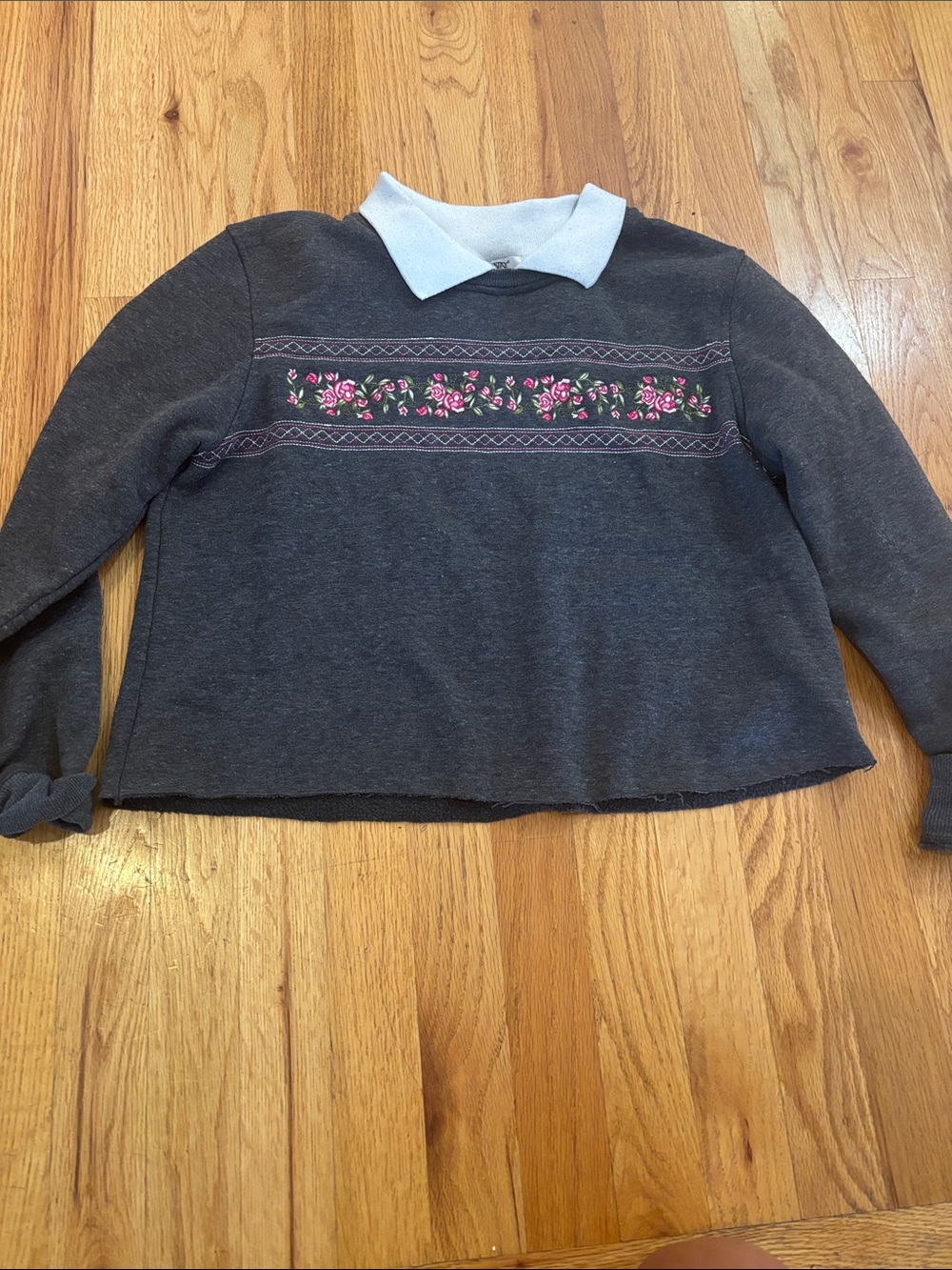 Cropped Crewneck Sweater with Pink Floral Embroidery and Light Blue Collar